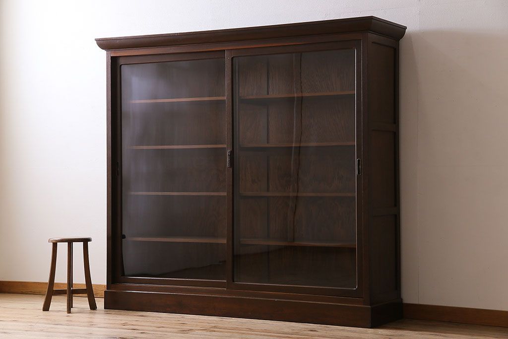 アンティーク家具　ナラ材製!ガラス引き戸の上品なアンティーク飾り棚(ディスプレイ棚)