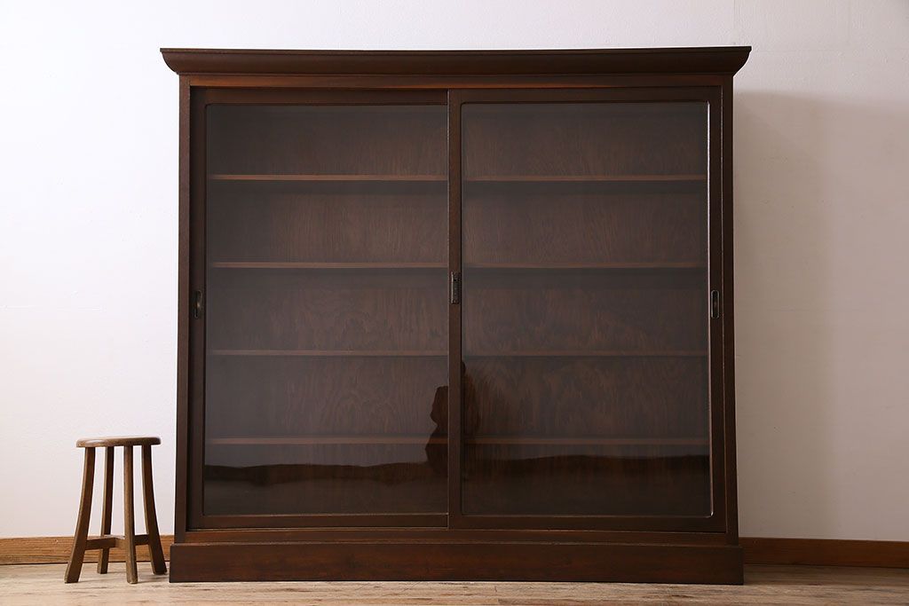 アンティーク家具　ナラ材製!ガラス引き戸の上品なアンティーク飾り棚(ディスプレイ棚)