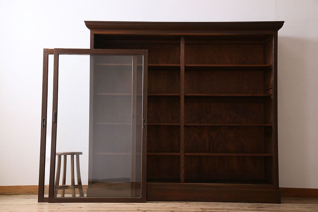 アンティーク家具　ナラ材製!ガラス引き戸の上品なアンティーク飾り棚(ディスプレイ棚)
