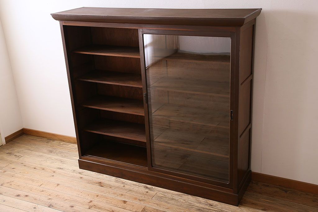 アンティーク家具　ナラ材製!ガラス引き戸の上品なアンティーク飾り棚(ディスプレイ棚)