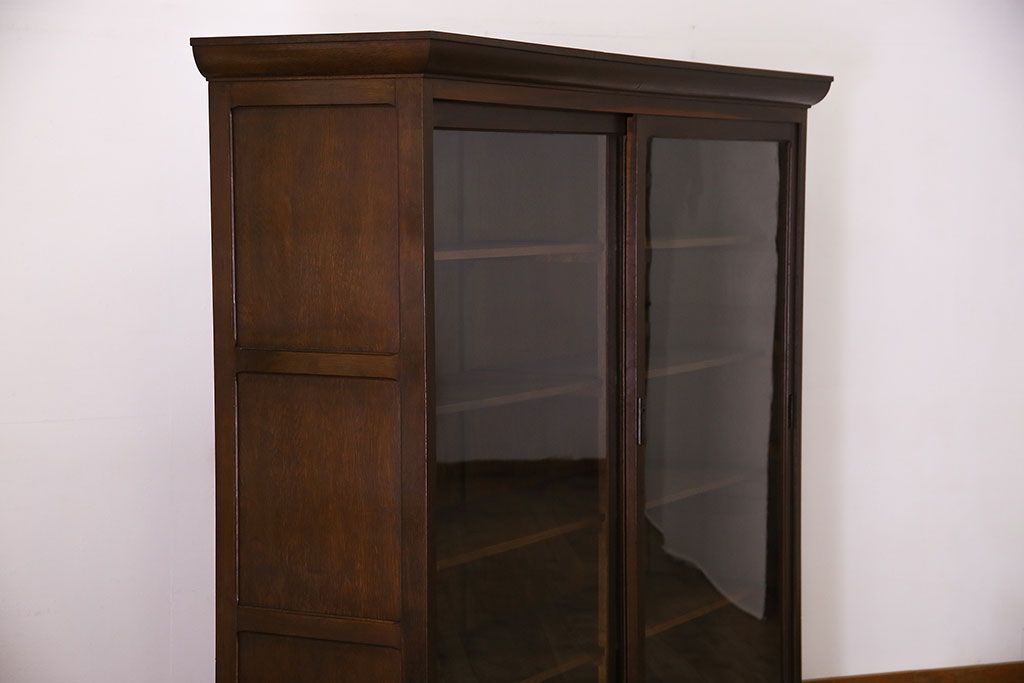 アンティーク家具　ナラ材製!ガラス引き戸の上品なアンティーク飾り棚(ディスプレイ棚)