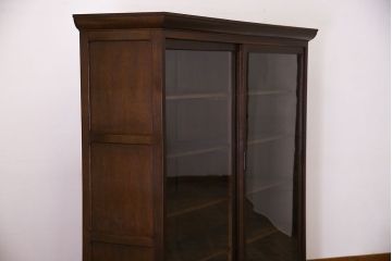 アンティーク家具　ナラ材製!ガラス引き戸の上品なアンティーク飾り棚(ディスプレイ棚)