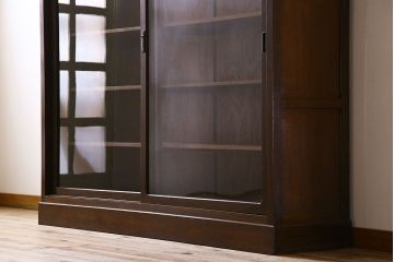 アンティーク家具　ナラ材製!ガラス引き戸の上品なアンティーク飾り棚(ディスプレイ棚)