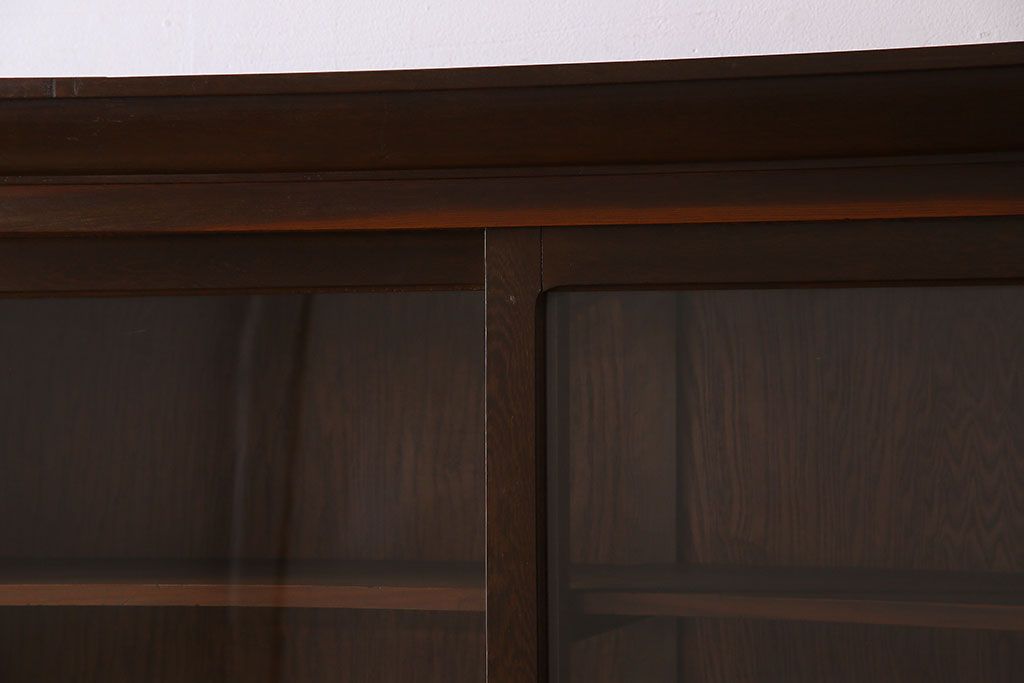 アンティーク家具　ナラ材製!ガラス引き戸の上品なアンティーク飾り棚(ディスプレイ棚)