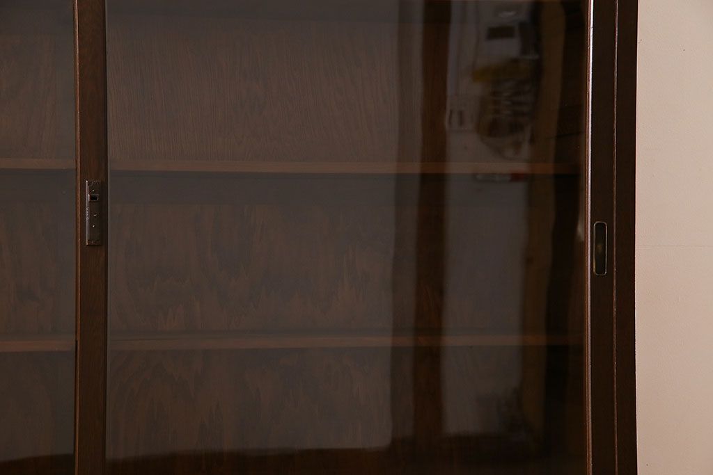 アンティーク家具　ナラ材製!ガラス引き戸の上品なアンティーク飾り棚(ディスプレイ棚)