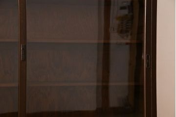 アンティーク家具　ナラ材製!ガラス引き戸の上品なアンティーク飾り棚(ディスプレイ棚)