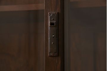 アンティーク家具　ナラ材製!ガラス引き戸の上品なアンティーク飾り棚(ディスプレイ棚)