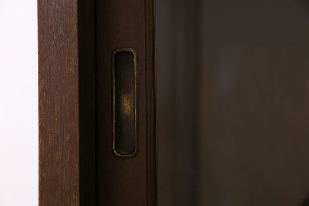 アンティーク家具　ナラ材製!ガラス引き戸の上品なアンティーク飾り棚(ディスプレイ棚)