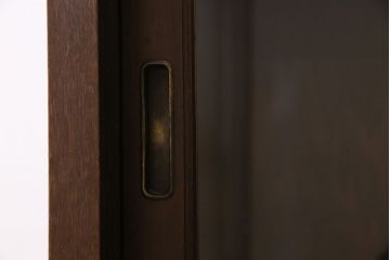 アンティーク家具　ナラ材製!ガラス引き戸の上品なアンティーク飾り棚(ディスプレイ棚)