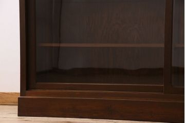 アンティーク家具　ナラ材製!ガラス引き戸の上品なアンティーク飾り棚(ディスプレイ棚)