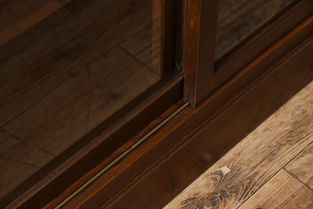 アンティーク家具　ナラ材製!ガラス引き戸の上品なアンティーク飾り棚(ディスプレイ棚)