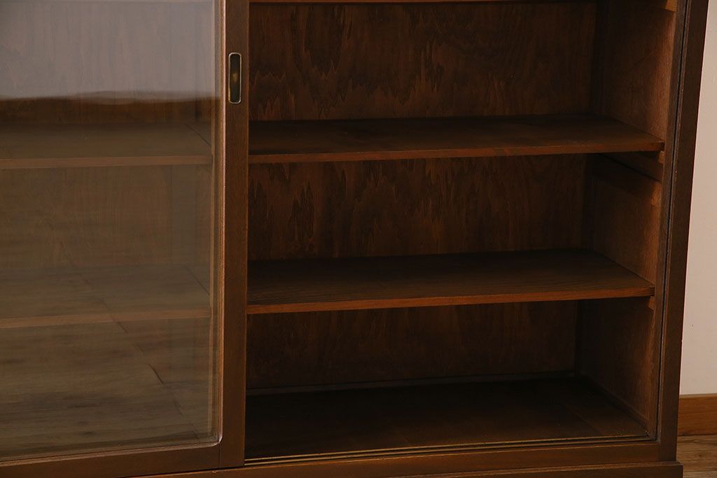 アンティーク家具　ナラ材製!ガラス引き戸の上品なアンティーク飾り棚(ディスプレイ棚)