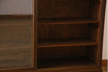 アンティーク家具　ナラ材製!ガラス引き戸の上品なアンティーク飾り棚(ディスプレイ棚)