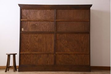 アンティーク家具　ナラ材製!ガラス引き戸の上品なアンティーク飾り棚(ディスプレイ棚)