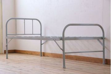 アンティークペイント　アイアンフレームの折り畳み式シングルベッド
