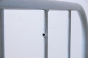 アンティークペイント　アイアンフレームの折り畳み式シングルベッド