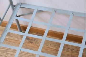アンティークペイント　アイアンフレームの折り畳み式シングルベッド