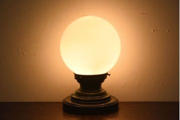 和製アンティーク　白いガラスのレトロなデスクライト(卓上照明)