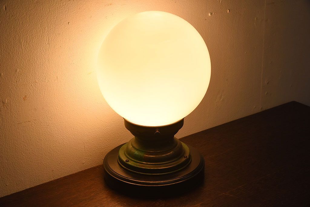 和製アンティーク　白いガラスのレトロなデスクライト(卓上照明)