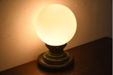 和製アンティーク　白いガラスのレトロなデスクライト(卓上照明)