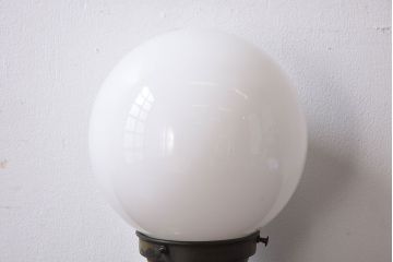 和製アンティーク　白いガラスのレトロなデスクライト(卓上照明)