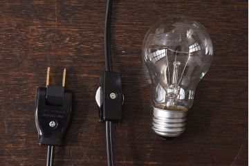 和製アンティーク　白いガラスのレトロなデスクライト(卓上照明)