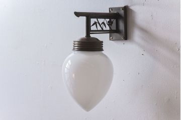 つぼみ型　白いガラスのアンティーク壁付け照明(ライト)