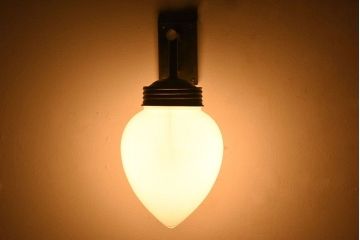 つぼみ型　白いガラスのアンティーク壁付け照明(ライト)