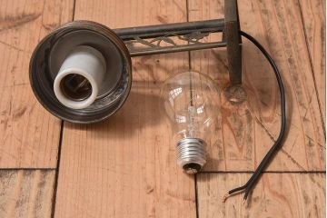 つぼみ型　白いガラスのアンティーク壁付け照明(ライト)