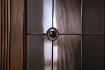 アンティーク家具　イギリスアンティーク　ステンドグラスが美しいモダンなブックケース(本棚)