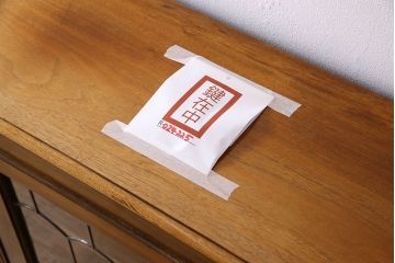 アンティーク家具　イギリスアンティーク　ステンドグラスが美しいモダンなブックケース(本棚)