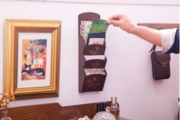 アンティーク雑貨　和製アンティーク　上品な古いナラ材の小振りな3段レターラック(壁掛け収納棚・状差し)