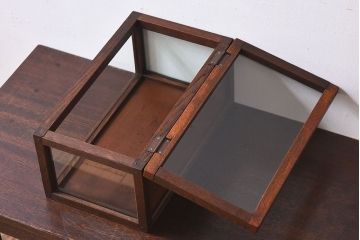 アンティーク雑貨　木製フレーム　レトロデザイン　小さなアンティークガラスケース(1)