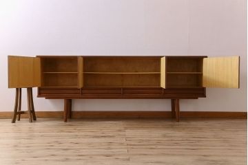 北欧家具　ビンテージ　ミッドセンチュリー　チーク材のサイドボード(リビングボード)