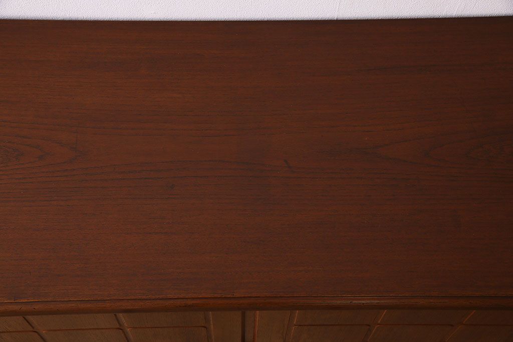 北欧家具　ビンテージ　ミッドセンチュリー　チーク材のサイドボード(リビングボード)