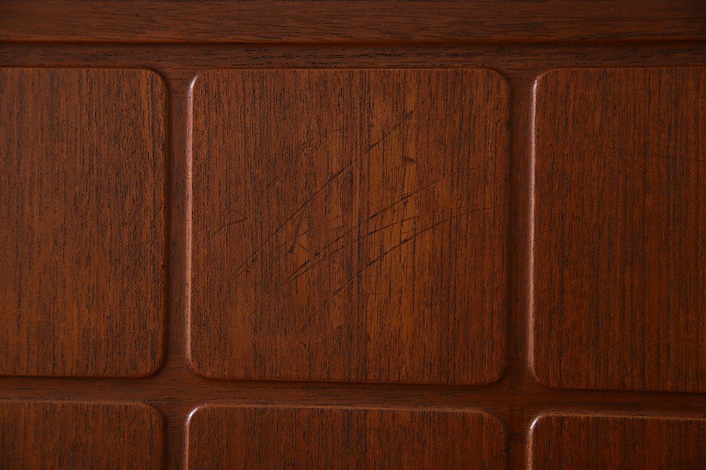 北欧家具　ビンテージ　ミッドセンチュリー　チーク材のサイドボード(リビングボード)