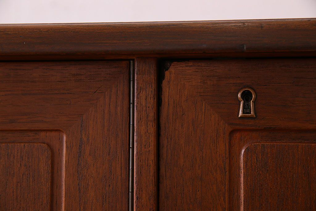 北欧家具　ビンテージ　ミッドセンチュリー　チーク材のサイドボード(リビングボード)