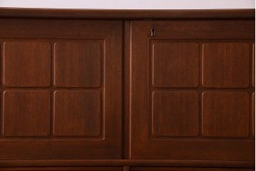 北欧家具　ビンテージ　ミッドセンチュリー　チーク材のサイドボード(リビングボード)