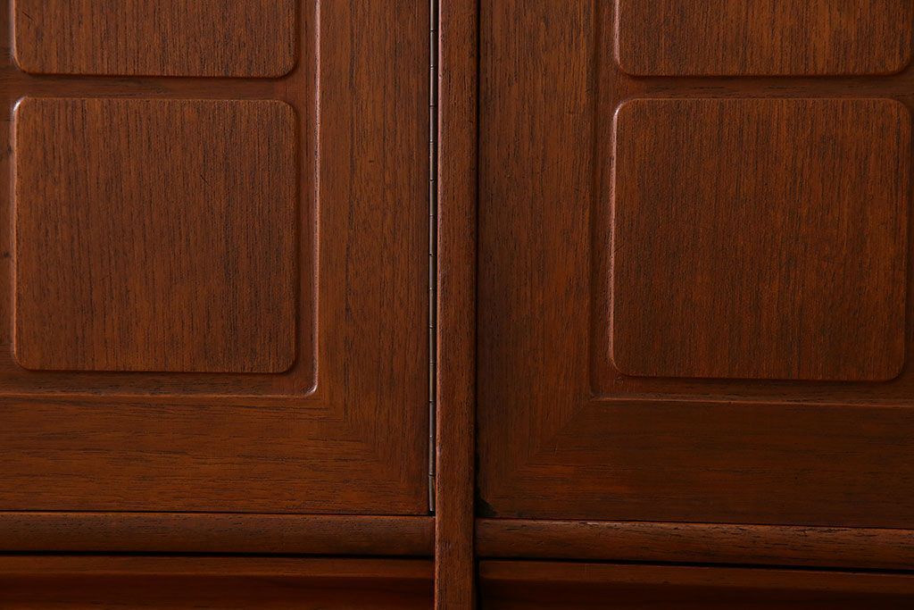 北欧家具　ビンテージ　ミッドセンチュリー　チーク材のサイドボード(リビングボード)