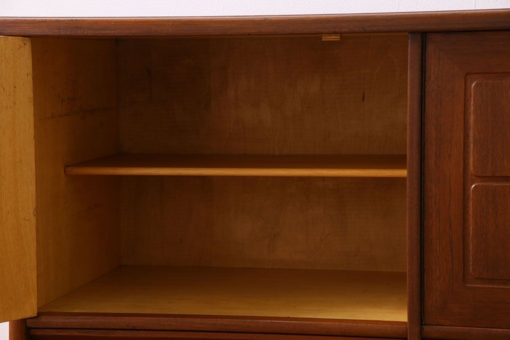 北欧家具　ビンテージ　ミッドセンチュリー　チーク材のサイドボード(リビングボード)