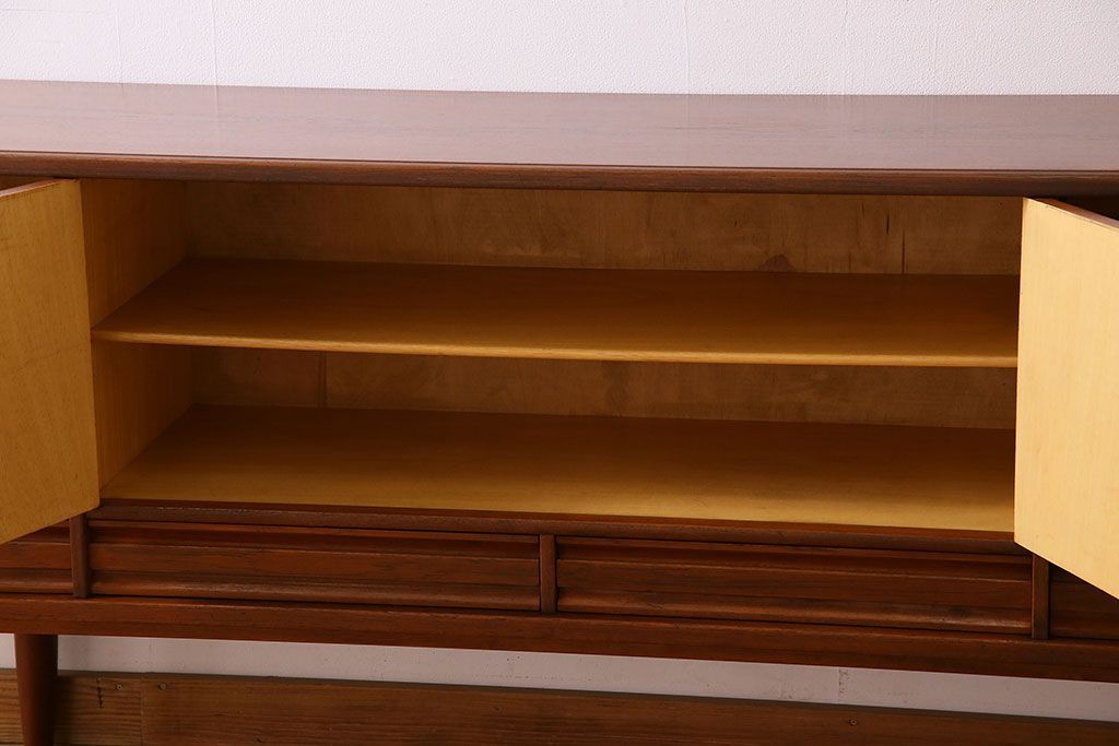 北欧家具　ビンテージ　ミッドセンチュリー　チーク材のサイドボード(リビングボード)