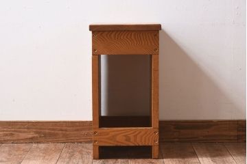 中古　楡材　学校の角スツール(1)