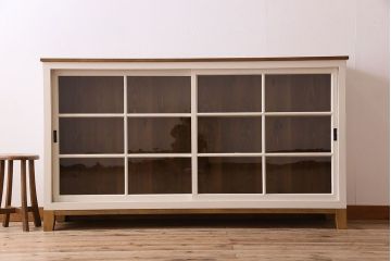 レトロ家具　レトロデザイン　アンティークペイント!クリアガラス引き戸の収納棚(戸棚)