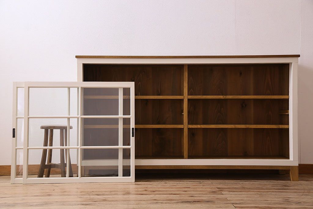 レトロ家具　レトロデザイン　アンティークペイント!クリアガラス引き戸の収納棚(戸棚)