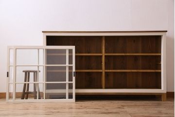 レトロ家具　レトロデザイン　アンティークペイント!クリアガラス引き戸の収納棚(戸棚)