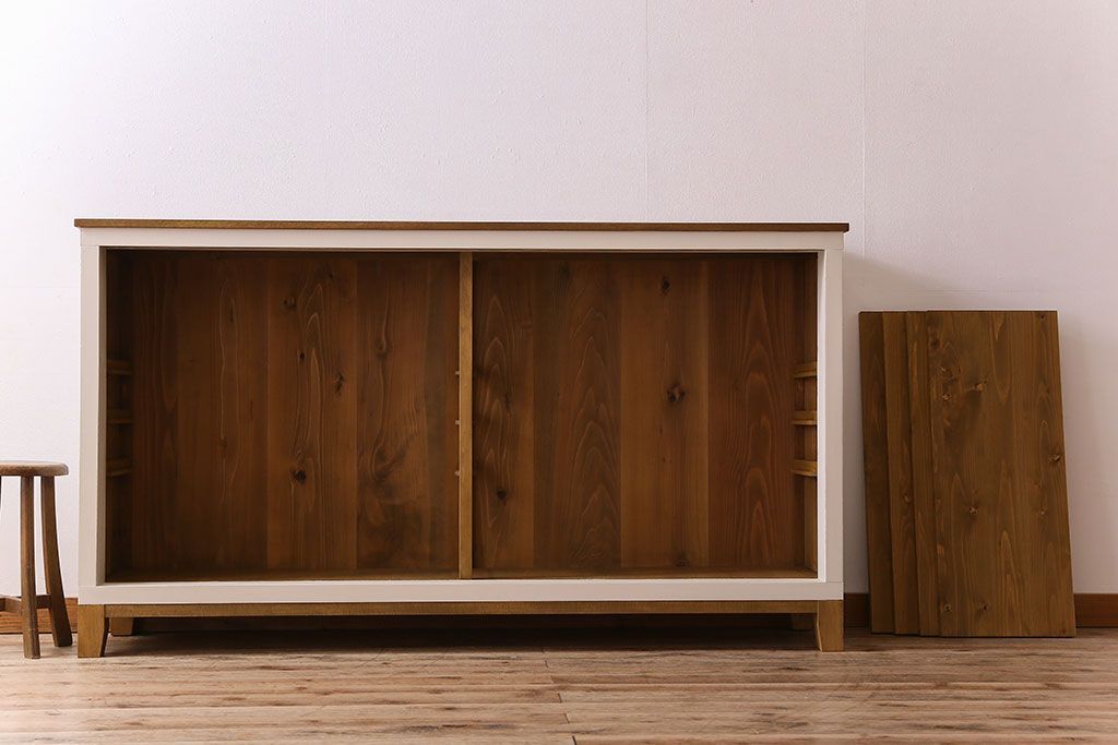 レトロ家具　レトロデザイン　アンティークペイント!クリアガラス引き戸の収納棚(戸棚)