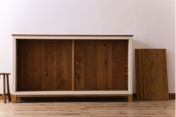 レトロ家具　レトロデザイン　アンティークペイント!クリアガラス引き戸の収納棚(戸棚)