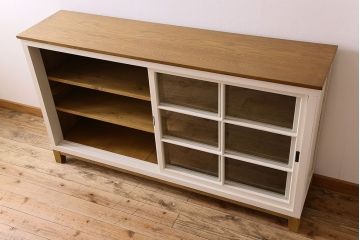 レトロ家具　レトロデザイン　アンティークペイント!クリアガラス引き戸の収納棚(戸棚)