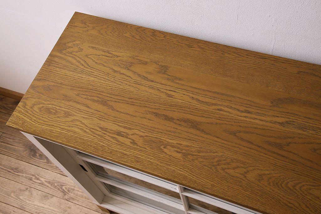 レトロ家具　レトロデザイン　アンティークペイント!クリアガラス引き戸の収納棚(戸棚)