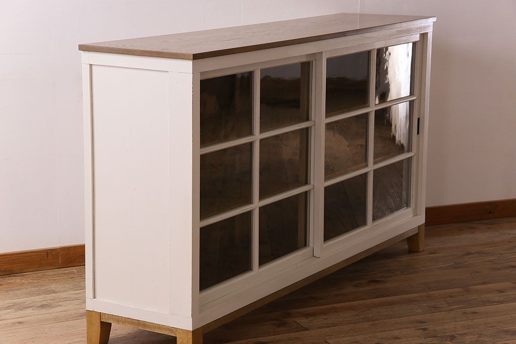 レトロ家具　レトロデザイン　アンティークペイント!クリアガラス引き戸の収納棚(戸棚)